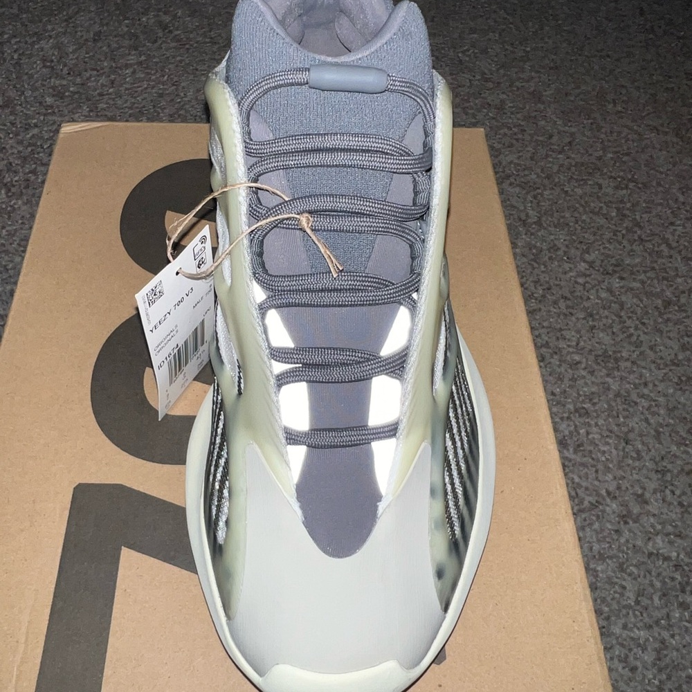 Adidas Yeezy 700 V3 Sneakers